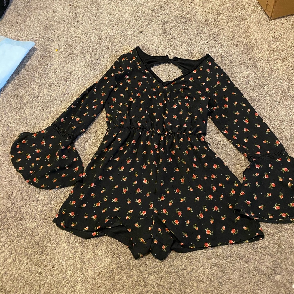 Floral romper with flared arms !